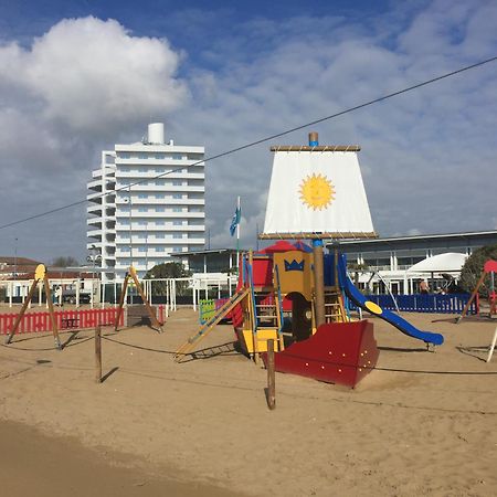 Beach Palace With Small Swimming Pool, Private Beach, Parking Лідо-ді-Єзоло Екстер'єр фото