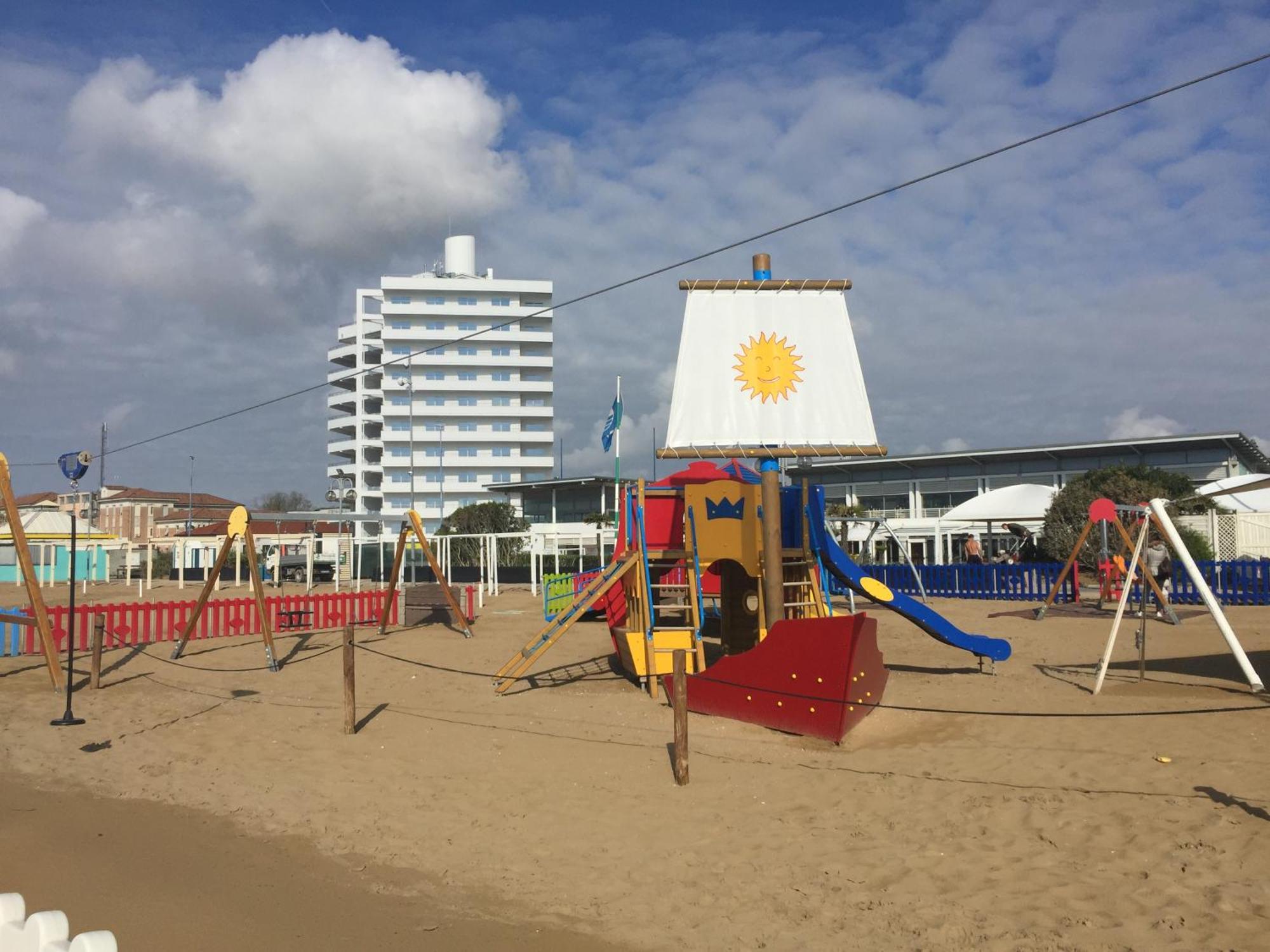 Beach Palace With Small Swimming Pool, Private Beach, Parking Лідо-ді-Єзоло Екстер'єр фото